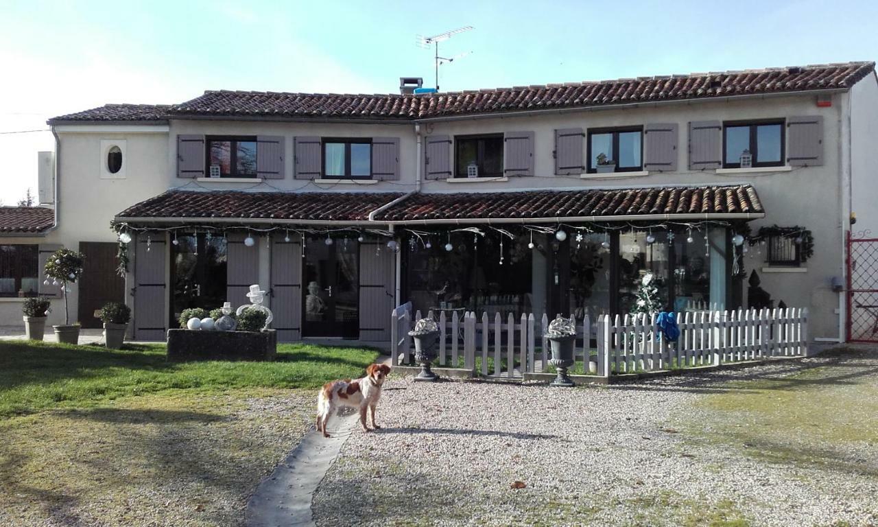 Le Grillage A Poules Acomodação com café da manhã Châteaubernard Exterior foto